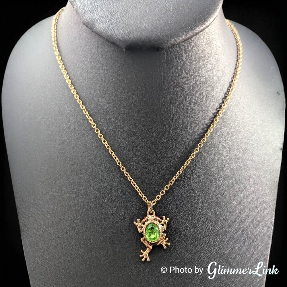 Avon Gold Tone Frog Pendant Necklace With Green Glass Stone